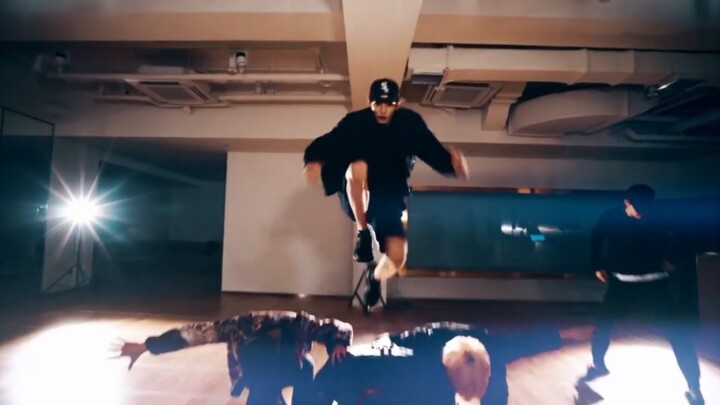 Practice Room Version—Chan-yeol in the center position, everyone exuding an aura of 185+