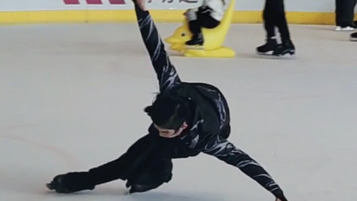 จู่ๆ เซินกงเป่าก็ปรากฏตัวขึ้นที่ลานสเก็ตน้ำแข็ง! เจ๋งสุดๆ ไปเลย!
