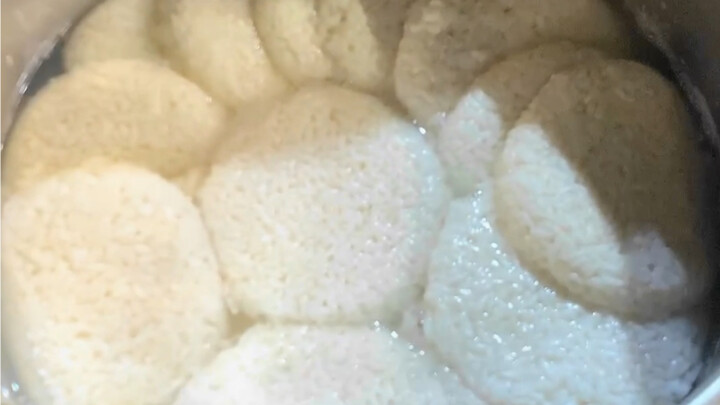 Chance encounter with a street cart selling sweet rice wine—getting 3 for 10 yuan is all about luck!