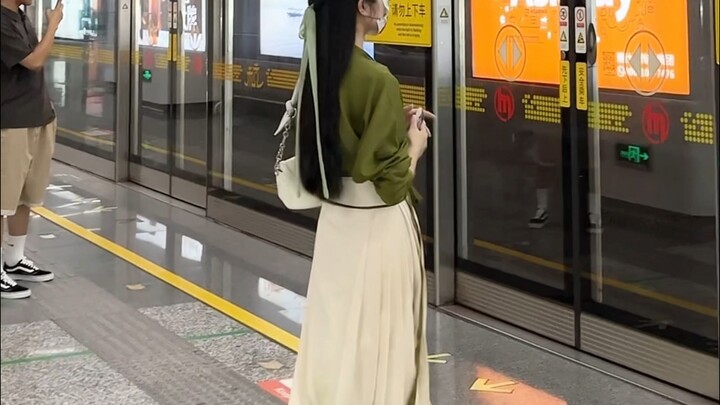 “เมื่อคุณพบผู้หญิงแบบนี้ที่สถานีรถไฟฟ้า…”