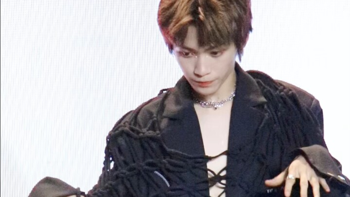 Ziyu, baby, we really can’t dress like this right now—Tan Lei might start drooling!