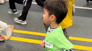 男子参加马拉松比赛，一起步就开始冲刺，没一会儿就受不了了！！