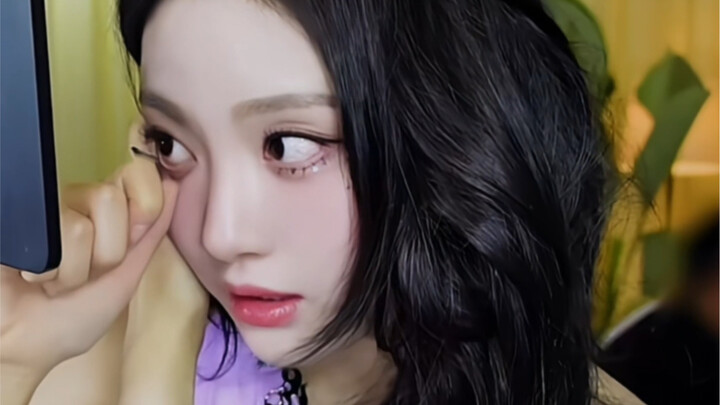 Ningning | Wow, how can someone put in colored contacts so effortlessly?