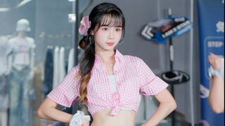 Một người phụ nữ nhảy Shake It ngoài trời ở nhiệt độ 40 độ sẽ thành công trong mọi việc cô ấy làm.