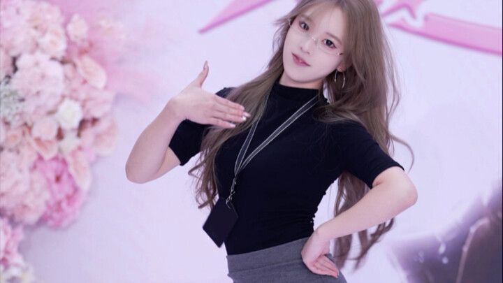 This bodycon skirt is amazing! #ShakeItUp #SavorYourCurves #Kpop #KoreanGirlGroup