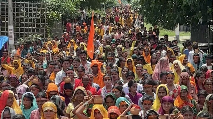 sawan का लास्ट सोमवार को Shiv मंदिर से kalash yatra का आयोजन kiya gaya