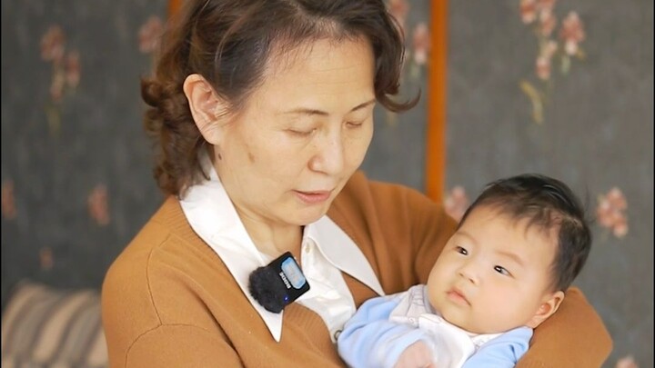 How to hold a very young baby: This method is even easier than the airplane hold!
