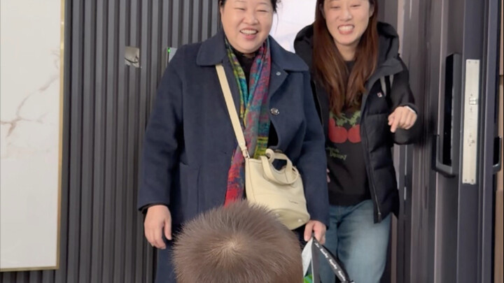 مُرهَقة تمامًا في تربية الطفل بمفردي، فجاءت حماتي وشقيقتي الصغرى لمساعدتي!