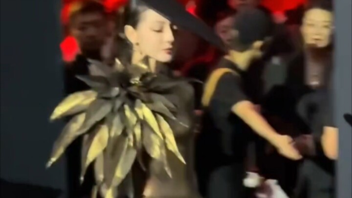 Dilraba, stop playing with your pipe—play with me instead! Get on your knees and call me ‘Master’!!