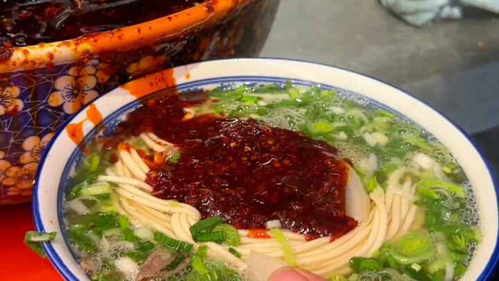 บะหมี่เนื้อท้องถิ่นของหลานโจวแตกต่างจากที่อื่นอย่างสิ้นเชิง! สั่งชามนี้ที่มีทั้งเนื้อและไข่ ยอดเยี่ย