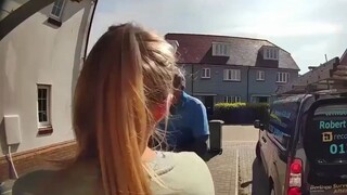 女主人一把抓住从窗户跳下来的傻子