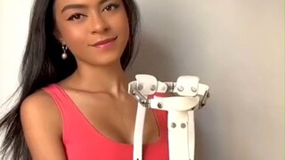 患有脊柱侧弯的小姐姐，戴上矫正支架后