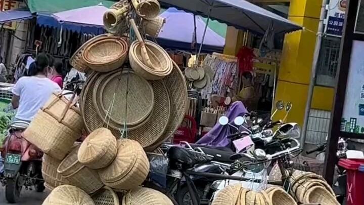Seorang perempuan sedang berkeliling pasar tiba-tiba melihat seorang kakek menjual kerajinan tangan.