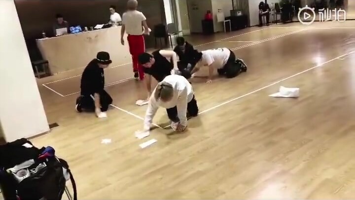 【ชานยอล x แบคฮยอน】พีคที่สุดในวง! น้ำที่ตัวเองเตะหก ก็ต้องคุกเข่าเช็ดให้สะอาด! (190705 ซีฮุนอัปเดตอิน