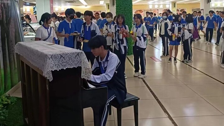 [Sekolah Menengah No. 2 Shenzhen] Melewati kafetaria, saya menemukan piano ekstra