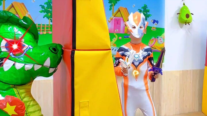 40 Ultraman Grigio was crushed by a dinosaur with a stone