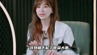 #甜心教主#会🔥不是没有原因的，担心观众看不到自己，所以当工作人员拿伞过来也不撑，依然展现最美的自己给观众看