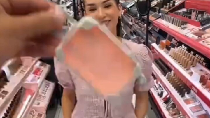 Đoạn video này đang gây sốt trên TikTok: chàng trai tặng bạn gái một chiếc vali nhỏ, hứa rằng chỉ cầ