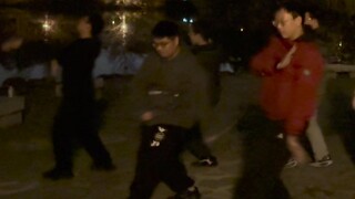 سبعة أفراد راقين من جامعة بكين 🐧 يقضون الليل بجوار بحيرة ويمينغ لتعزيز حسهم الجمالي