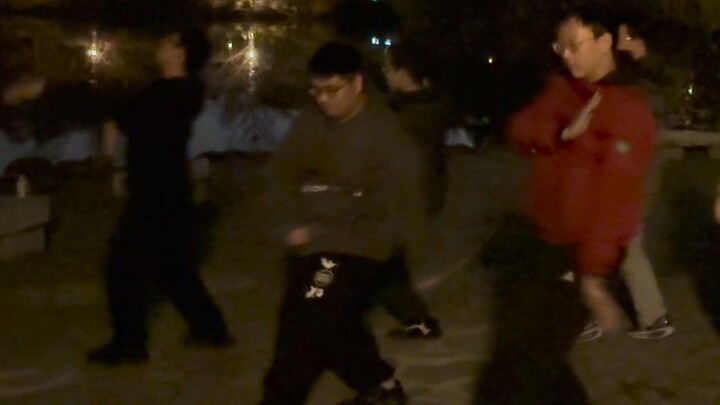 سبعة أفراد راقين من جامعة بكين 🐧 يقضون الليل بجوار بحيرة ويمينغ لتعزيز حسهم الجمالي