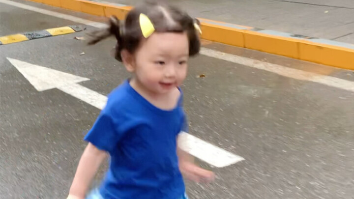 Zi Zi: Ayo lihat aku berjalan di dalam air!