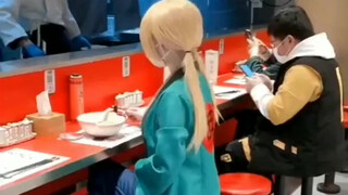 A young man from Henan met a beautiful woman in a Japanese restaurant. This Tsunade's dress is so be