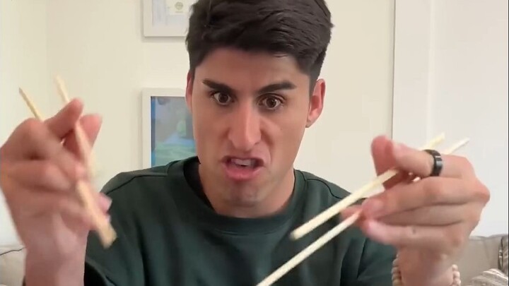 When foreigners learn to use chopsticks...