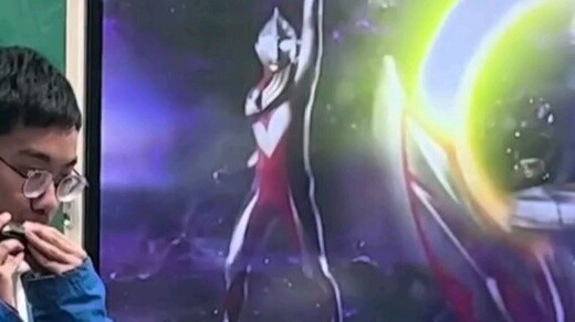 ในงานปาร์ตี้วันปีใหม่ เราต้องเล่นฮาร์โมนิก้า Orbu ในชั้นเรียนและแปลงร่าง