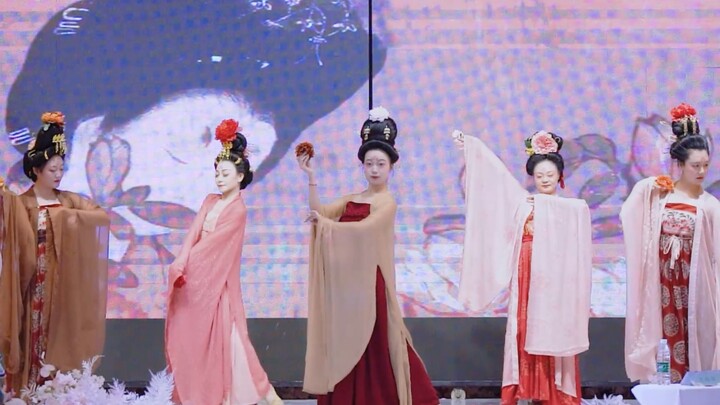 รายการงานเลี้ยงประจำปีของสมาคมฮั่นฟูเมืองอานซาน: "สาวงามประดับดอกไม้"