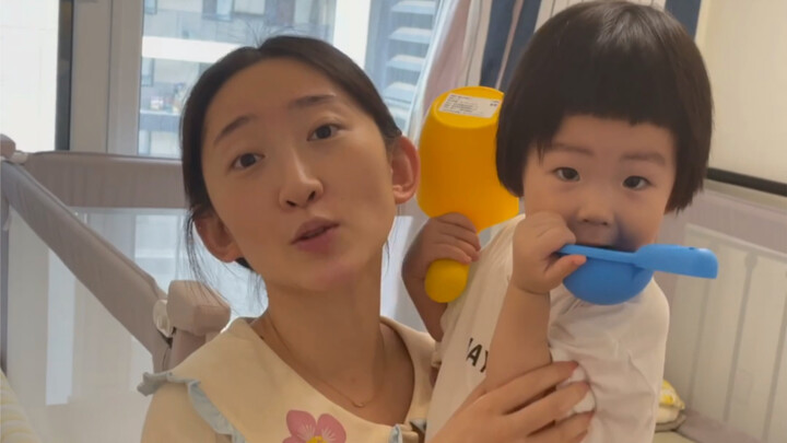 أنت تضحك على الأخ الأكبر لأنه يضع المكياج، والأخ الأكبر يضحك عليك لأن حياتك قاسية~