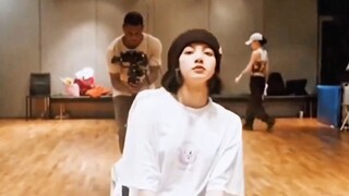 Dành một phút để xem Lisa nhảy