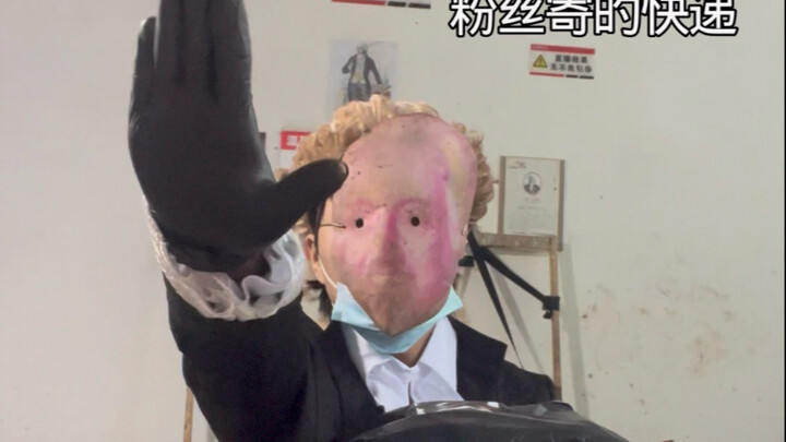 Mở hộp hài hước từ gói hàng fan gửi