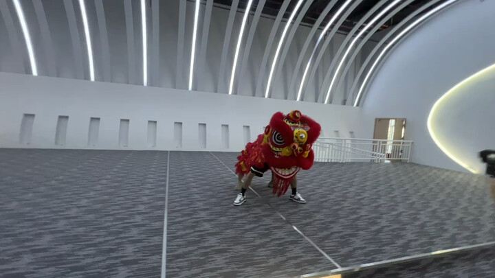 دعوني أريكم مقطع فيديو تدريبي غير متقن لي ولـ @لي داي كون. رغم أننا لم نعتمده في النهاية بسبب عدم تو