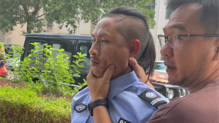 ตามคำสั่งของลุงโม๋ ก็เลยดักคนไว้คนนึง ไม่รู้ว่าเป็นใครด้วยซ้ำ ยังบอกอีกว่าเดี๋ยวจะจัดการฉัน! ใครจะกล