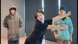 Về việc tiền bối G-Dragon thích video của Mengmeng! Hahahaha, dễ thương quá