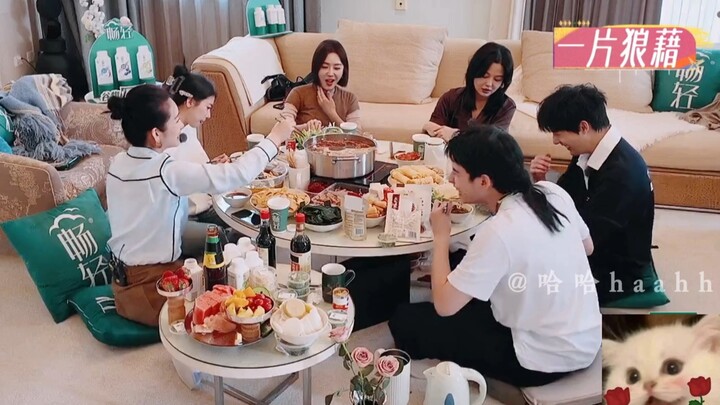 Cười bò! Góc nào cũng là meme, trong nhóm bạn thân toàn chuyện cười, ai cũng trêu chọc anh Vương cho