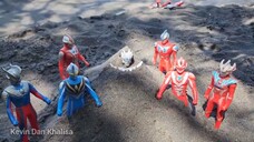 MENEMUKAN MAINAN ULTRAMAN DI TUMPUMPUKAN PASIR