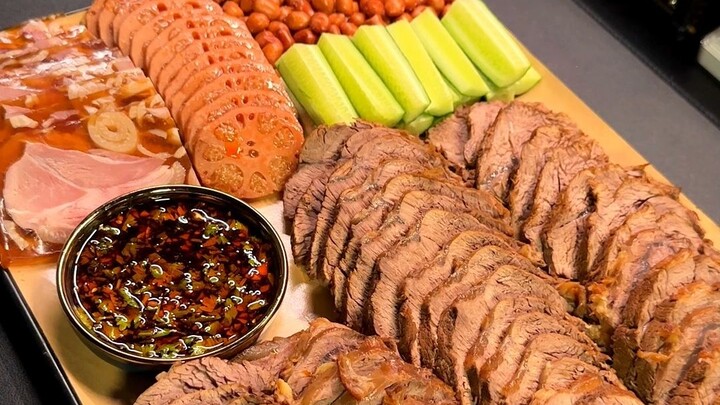 今晚宵夜 一盘酱牛肉配上白酒，男人的快乐就是这么简单