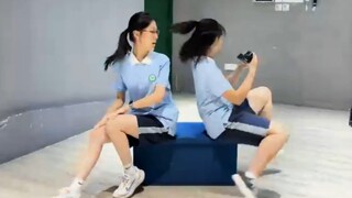 Kami menari Lalaland sambil mengenakan seragam sekolah