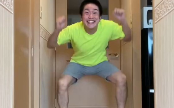 Sagawa suka melucu.
