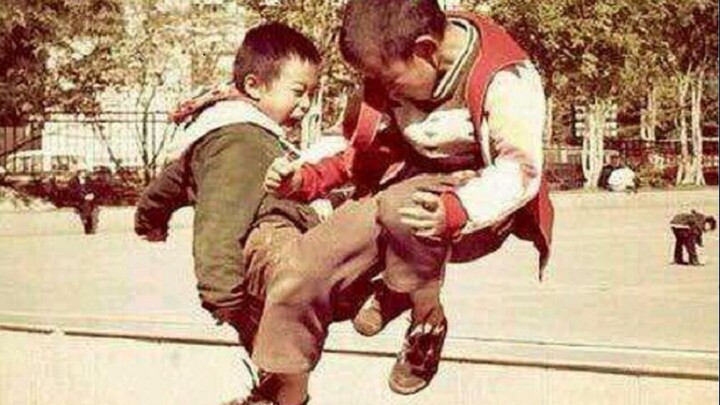 When a primary school student anchor meets a primary school student fan, the scene is so beautiful..