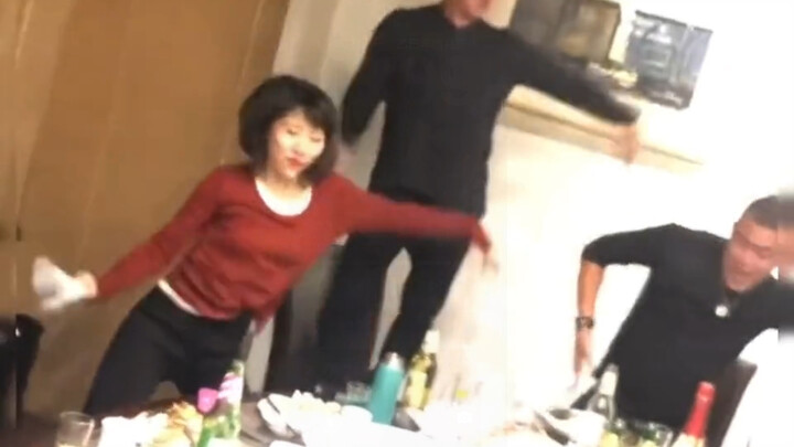 من يفهم هالشعور؟ مهما كانت رقصة المروحة التي تؤديها لي جونغ هيون رائعة، فهي لا تُقارَن برقصة السكارى