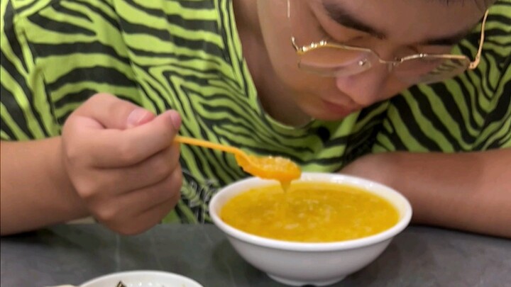 كيف لا أكون سعيدًا وأنا أستيقظ مع إخوتي في الخامسة صباحًا لتناول الفطور؟