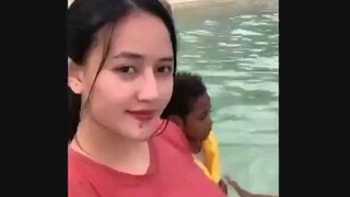 liburan kepantai emang enak bareng keluarga