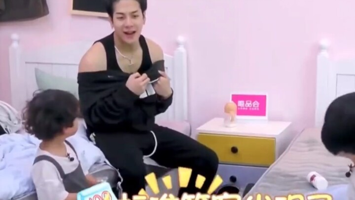Em bé đáng yêu: Bạn hơi xấu một chút! Jackson Wang:……