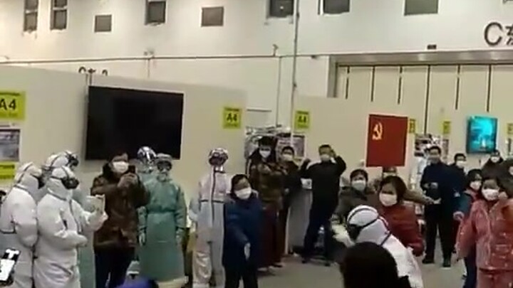 新疆医护在武汉方舱医院教跳新疆舞