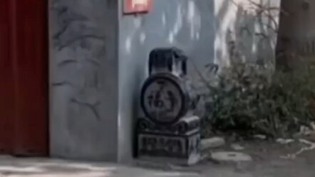 A netizen found a barbecue restaurant in Zibo Village where the owner was lying down, scrolling thro