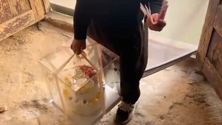 ขณะที่เด็กหันหลังมานอนคว่ำแล้วร้องไห้ หญิงสาวมองดูด้วยความรู้สึกหลากหลายปนเปกันในใจ