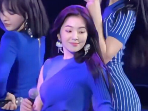 Chị Bùi đúng là gầy mà không gầy tong, từ gương mặt đến vóc dáng đều hoàn hảo đến từng centimet, Bùi