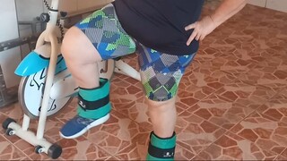 Flexão de quadril com caneleira em pé / TREINO NA TERCEIRA IDADE